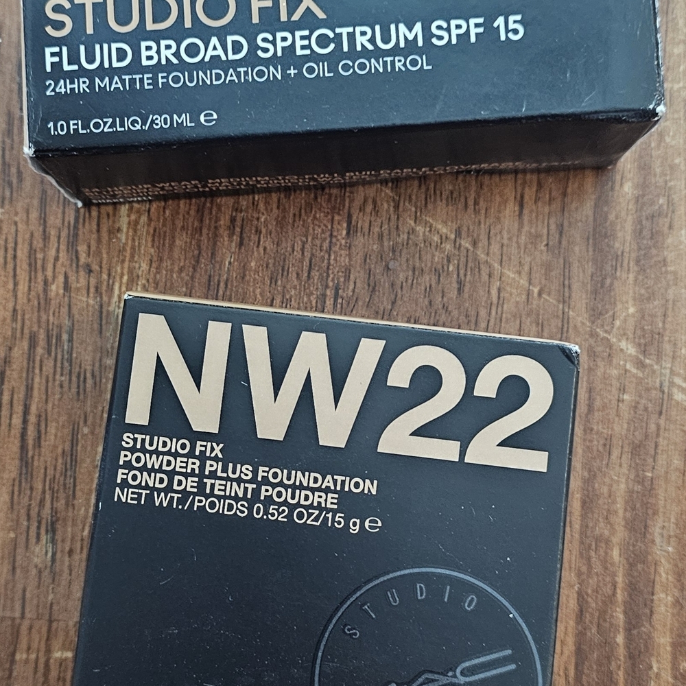 MAC Cosmetics Studio Fix Foundation NW22 & Studio Fix Powder Plus Foundatio NW22